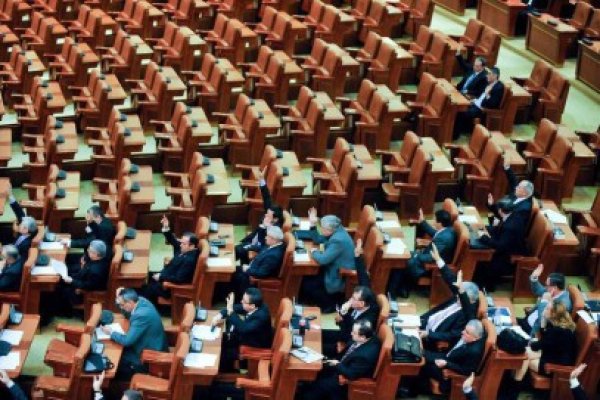 Senatorii vor avea peste 150 de maşini noi